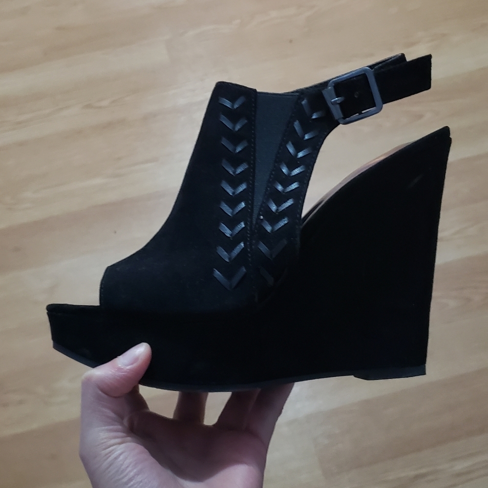 Black wedges